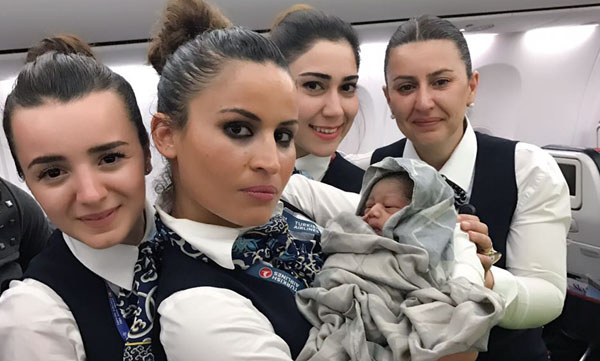 THY'nin uçağında 13 bin metre yükseklikte doğdu