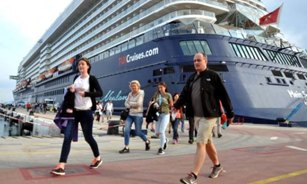 Kuşadası'na yılın ilk transatlantik gemisi geldi