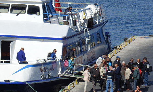 Dikili ile Midilli arasında feribot seferleri başladı