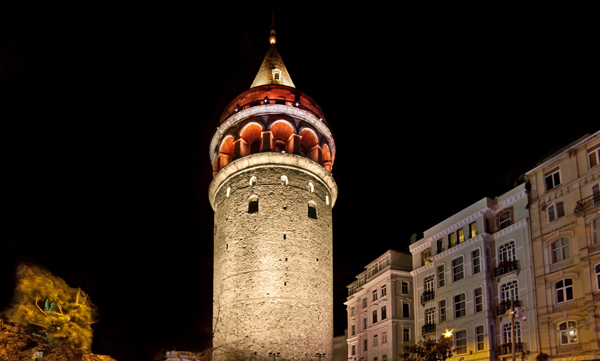Turistlerin uğrak mekanı Galata Kulesi yeniden aydınlatıldı