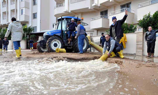 Serik ve Manavgat'ta aşırı yağış ve su baskınları