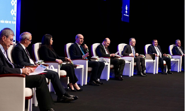 Kurtulmuş'un moderatörlüğünde 8 bakan turizmcilerle buluştu