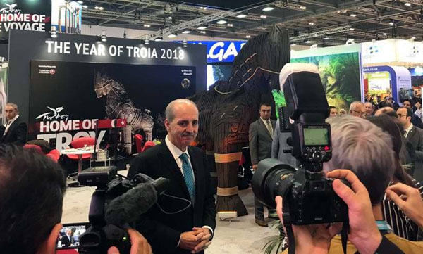 Bakan Kurtulmuş, Londra Fuarı'nda Çanakkale standını gezdi