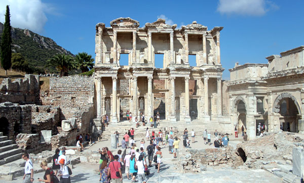 İzmir'de turist sayısı 2015 yılının 400 bin gerisinde