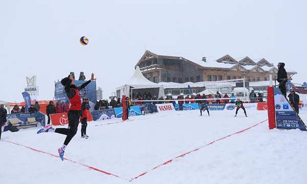 Erciyes'te karda voleybol keyfi