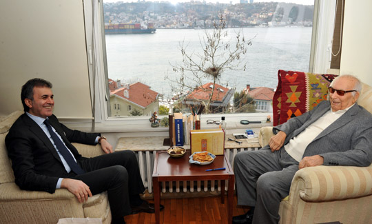 Bakan Çelik, Yaşar Kemal'i evinde ziyaret etti