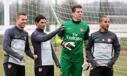 Arsenal'li futbolcular, Emirates ile gülümseme paylaşıyor