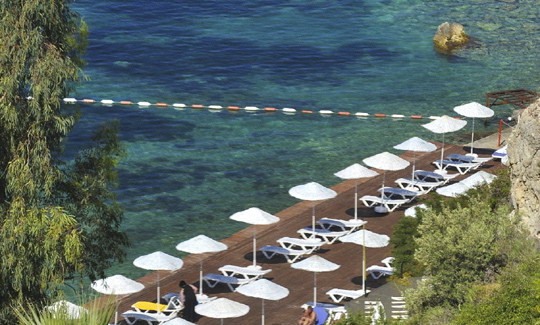 Yerli turistler Mavi Bayrak'lı plajlara akın ediyor