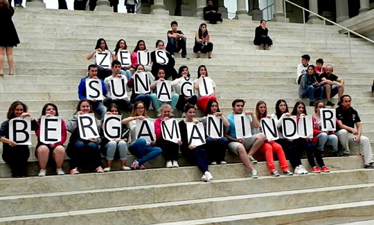 Zeus Sunağı Bergama'nındır