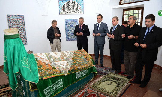 Bakan Çelik, Gül Baba Türbesi'ni ziyaret etti