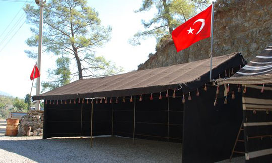 Yalçın Apart'ta yörük çadırlarında tatil keyfi