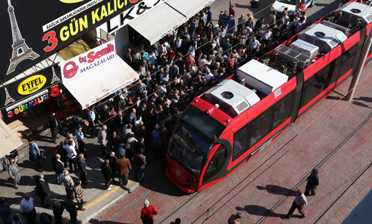 Türkiye'nin ilk yerli tramvayı seferlere başladı