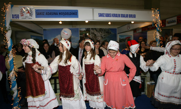 Travel Turkey'de Yunan halk dansları gösterisi