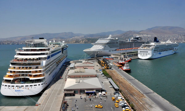 Milyonerlerin gemisi İzmir'de
