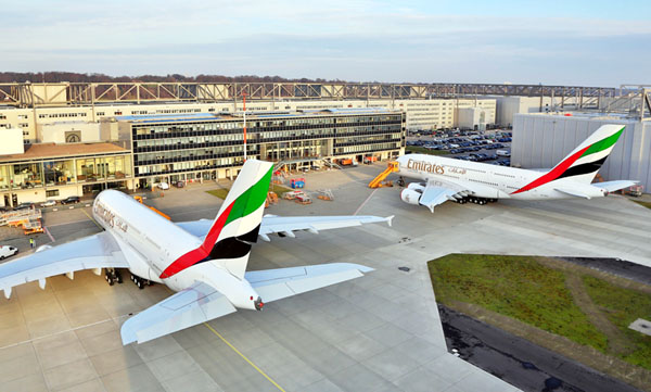 Emirates, iki yeni A380 uçağını tesisinden teslim aldı