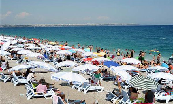 Konyaaltı'nda tüm plaj hizmetleri bedava