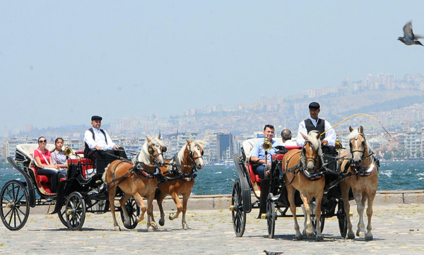 Yeni faytonlar, İzmir'in turistik imajına renk kattı