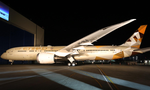 Etihad Havayolları'nın ilk Boeing 787-9 uçağı, Hangardan çıktı