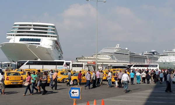 İzmir'e bir günde 4 kruvaziyer gemiyle 13 bin turist geldi