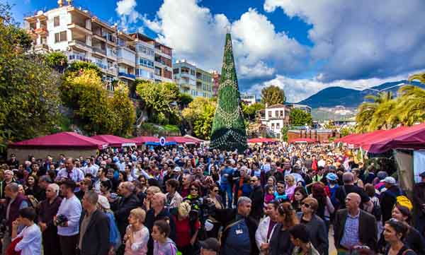 Alanya Noel Pazarı'na yaklaşık 15 bin kişi katıldı