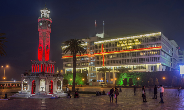 Yılbaşı öncesi İzmir ışıklarla donatıldı