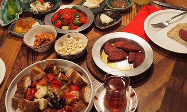 Türkiye'ye gelen turist boğazına 157 dolar harcıyor