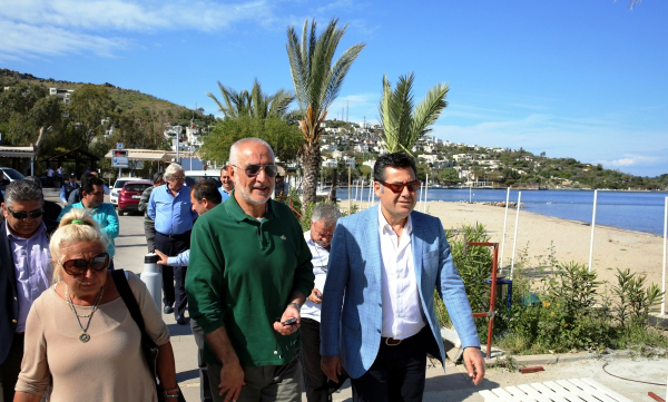 Bodrum plajlarındaki şezlong ve şemsiyeler belediyeden