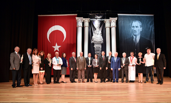 İzmir'de '2015 yılı 7'inci Turizm Ödülleri' sahiplerini buldu