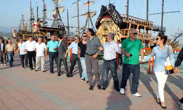 Turizmciler bariyerleri protesto etti