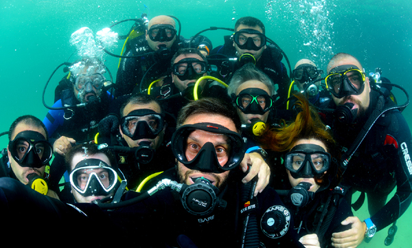 Yeni akım su altı selfie'si