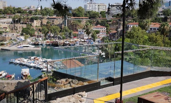 Kaleiçi çiçek açtı
