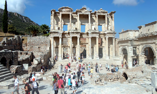 Türkiye'ye gelen turist ortalama 828 dolar harcıyor