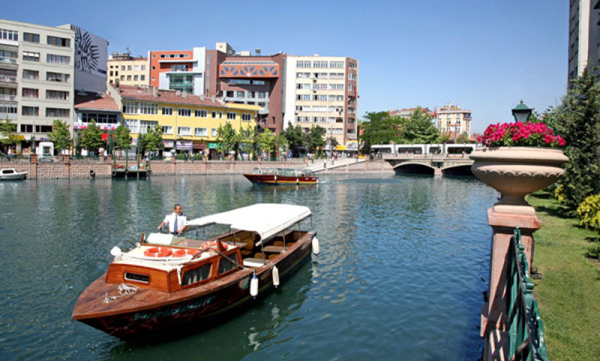 Gülcan Akdoğan, Türkiye'nin Venedik'i Eskişehir'i yazdı
