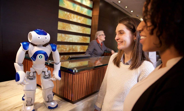 Hilton'un lobisinde misafirleri robot görevli karşılıyor