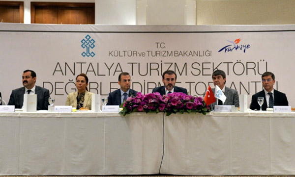 Bakan Ünal, Antalya'da turizmcilerle bir araya geldi