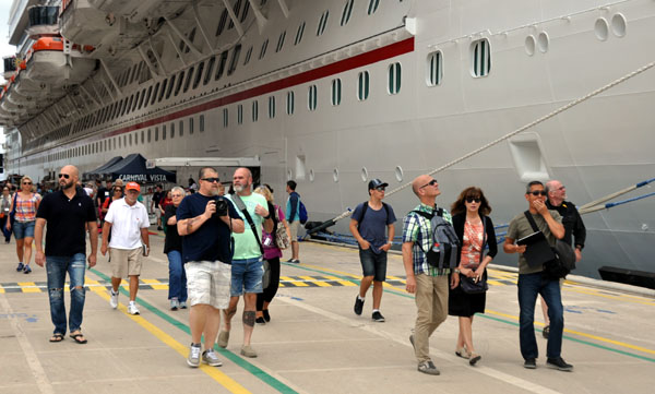 Kruvaziyer turizminin başkenti Kuşadası hız kesmiyor