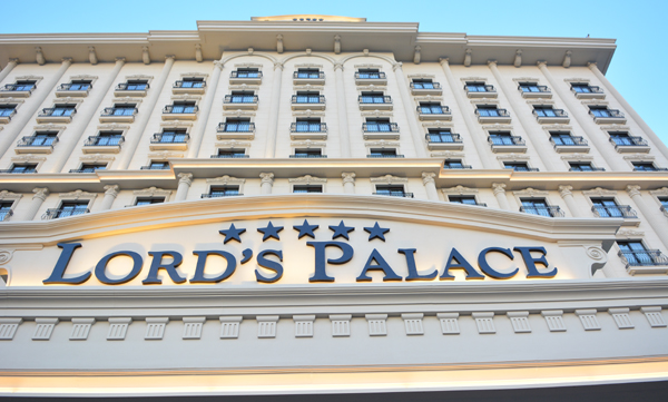Kuzey Kıbrıs'ın en yeni oteli Lord's Palace açıldı