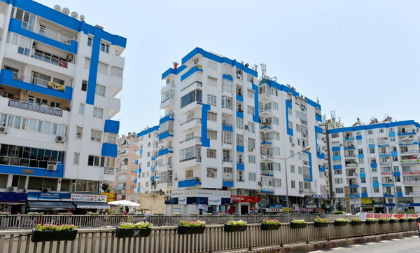 Turizmnin başkentinde binaların dış cepheleri boyanıyor