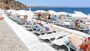 Konyaaltı Plajı'nda çay 1,5, şezlong 5 lira