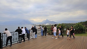 Konyaaltı sahili bayram tatilcilerinin gözdesi oldu