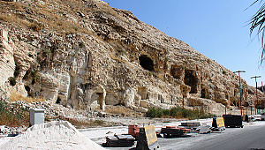 Kaya mezarlarının bulunduğu mağaralar turizme kazandırılıyor