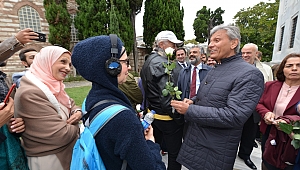 Turistlere beyaz gül dağıtıldı