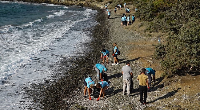 Yabancı tur şirketlerinin rehberleri sahil temizliği yaptı