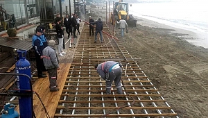 Alanya'da sahillerde yapılmak istenen kaçak yapılara müdahale