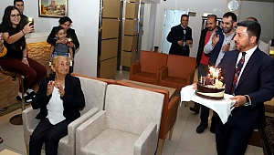 113 yaşındaki turiste başkandan doğum günü sürprizi
