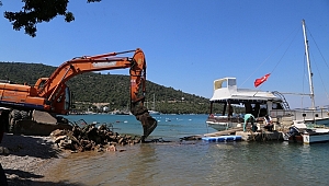 Bodrum'da deniz kenarındaki tuvalet kabini yıkıldı