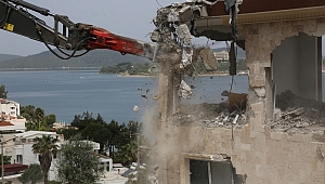 Bodrum'da denize nazır milyon dolarlık villalar yıkıldı