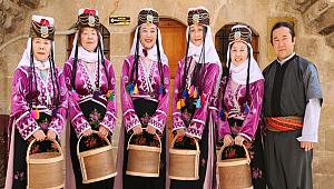 Japon turistlere folklor eğitimi