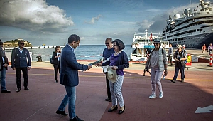 Kuşadası'na gelen zengin turistler çiçeklerle karşılandı