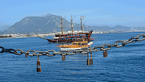 Alanya'da esnaf otelcilere tepkili; 100 Dolara Rus turist getiriyorlar